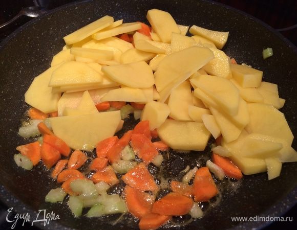 Добавьте картофель и томите до мягкости. Выложите.
