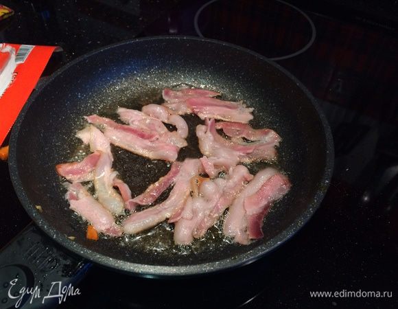 На той же сковороде обжарьте бекон.