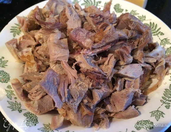 Индейку отделите от костей, разберите на кусочки, добавьте к бекону, приправьте соусом Табаско, перемешайте и выложите со сковороды.