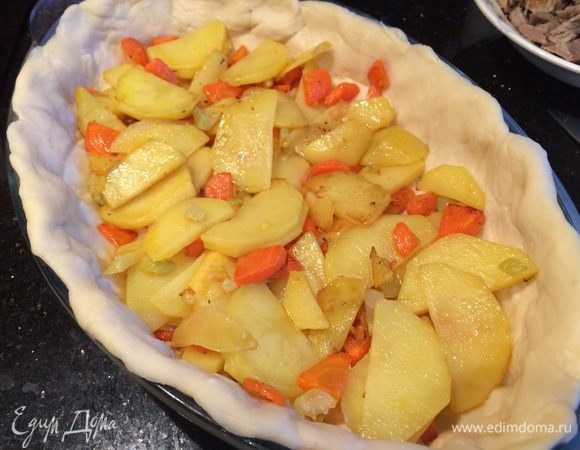 Духовку разогрейте до 180°C. Заполните форму с тестом: равномерно распределите овощную начинку, немного посолите и поперчите.