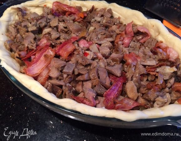 Сверху распределите мясную начинку.