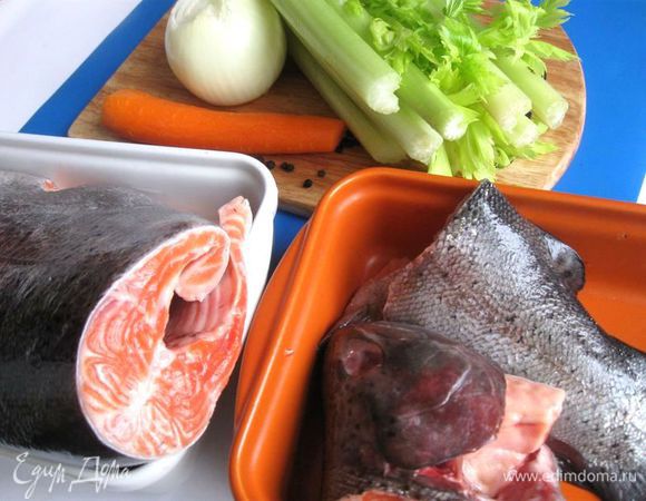 Разделать рыбу. Выпотрошить, вынуть жабры, глаза, отделить голову, очистить чешую мелкой теркой от хвоста к голове.  