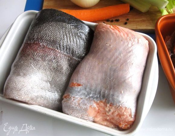 Разделить продольно рыбу на две части. Срезать плавники, позвоночник с костями. С одной части удалить шкурку (с той, которую будете в дальнейшем варить, другую часть, для засолки, я оставила на шкурке). Из филейных частей рыбы удалить оставшиеся кости. Сделать это довольно просто, так как мясо у этой рыбы нежное.
Из костей, головы, плавников, шкурки, хвостовой части сварить бульон. Репчатый лук  очистить от шелухи, морковь ( 1 штука) очистить, положить в кастрюлю вместе с рыбным суповым набором, добавить стебель сельдерея, перец горошком. Поставить на сильный огонь, после закипания огонь уменьшить, снять пену, посолить. Варить после закипания минут 45.