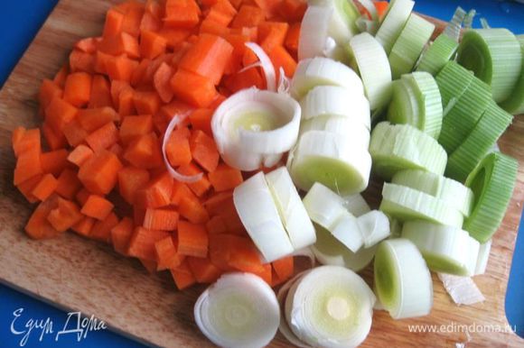 Лук-порей порезать колечками средней толщины, морковь (2 штуки) очистить, порезать крупными кубиками.