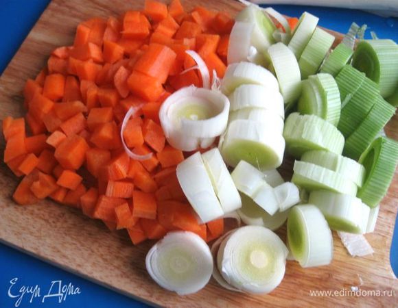 Лук-порей порезать колечками средней толщины, морковь (2 штуки) очистить, порезать крупными кубиками.