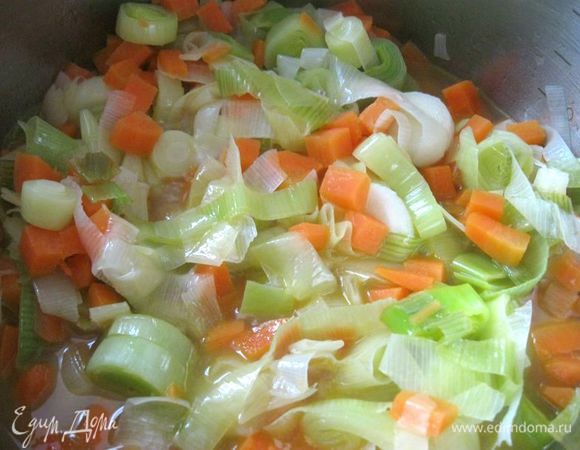В теплоемкую кастрюлю налить масло, положить морковь, обжарить слегка, добавить порей, через 1-2 минуты налить вино, бульон (процеженный, у меня для супа ушел не весь бульон, остался еще на небольшой супчик, варила бульон в 3-литровой кастрюле) добавить таким образом, чтобы овощи были прикрыты на 2/3, потушить их недолго на маленьком огне, накрыв кастрюлю крышкой. Добавить лимонный сок. 
