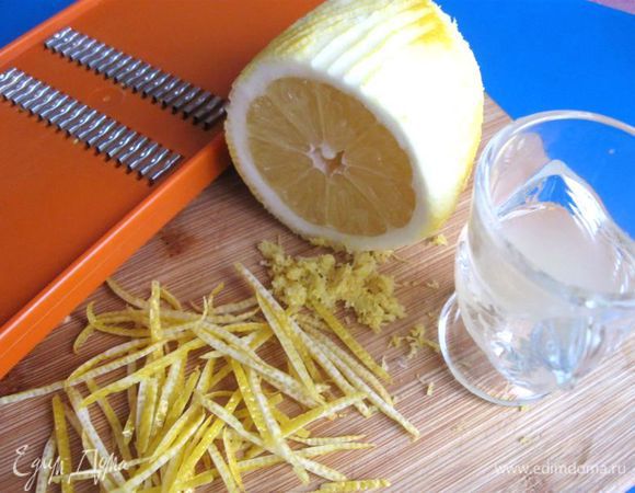 Цедру измельчить на мелкой терке, а так же натереть длинными полосками (я для этого воспользовалась теркой для корейской моркови). Цедра понадобится для украшения.