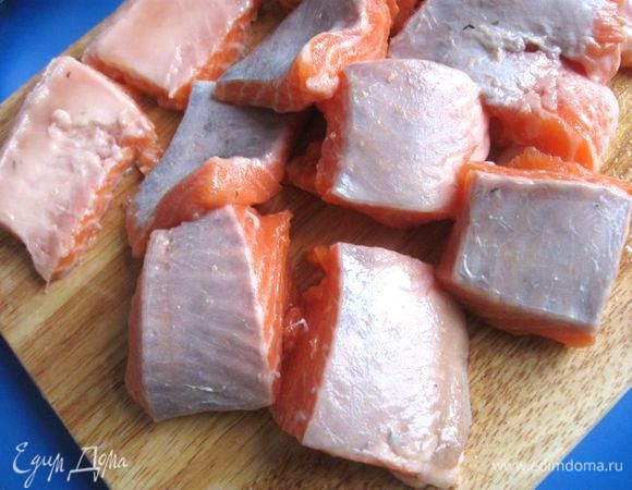 Картофель почистить, порезать дольками крупно, добавить к овощам, долить еще горячего бульона. Суп должен быть довольно густой (в нем много рыбы, картофеля и других овощей). Использовала кастрюлю на 2.5 литра. Варить суп почти до готовности картофеля. За 2 минуты до полной готовности добавить лосось, порезанный крупными кусочками. 