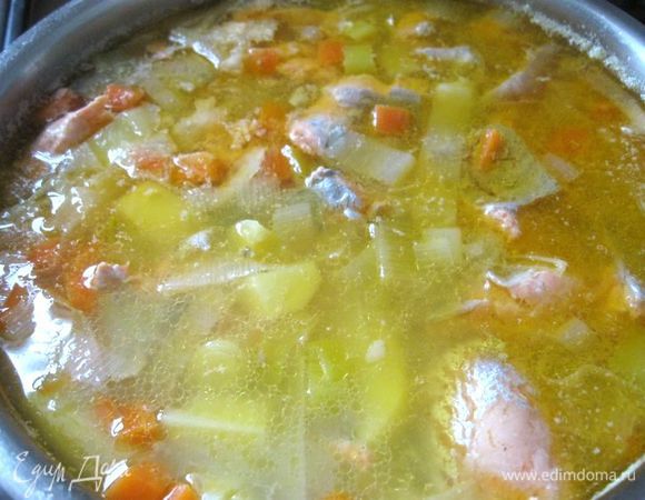 Снять с огня. Кастрюля у меня теплоемкая (с толстым дном), рыба в ней продолжает готовиться и после выключения конфорки.
По желанию, в суп можно добавить молотый черный перец (крупно или мелко    молотый). 
Оставить под крышкой настояться минимально минут 10. Украсить цедрой лимона, листиками петрушки. 