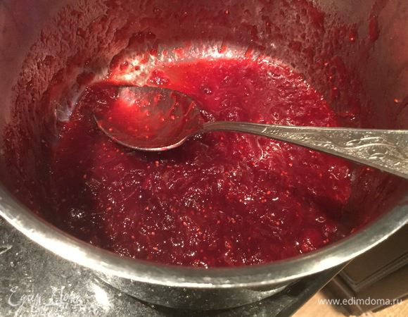 Пока пирог выпекается приготовим соус: соедините ингредиенты для соуса в сотейнике и варите 15-20 минут, периодически помешивая, пока не загустеет. Слегка остудите, вытащите палочку корицу. 