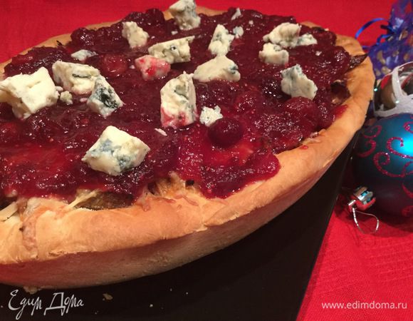 Выложите соус ложкой поверх пирога и посыпьте раскрошенным сыром дор блю.