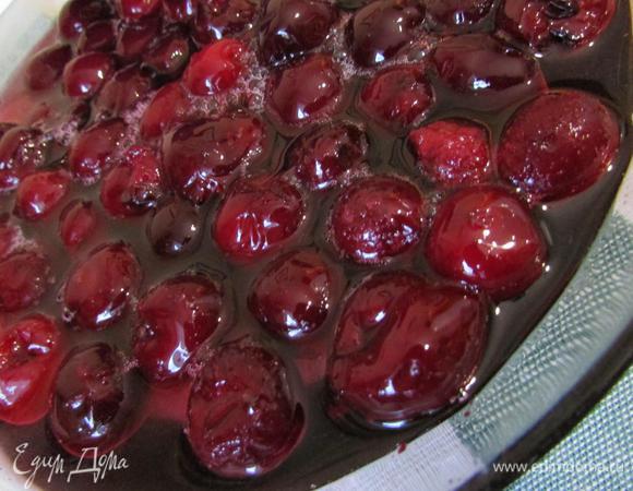 Подготовить начинку. В сотейнике смешать воду и сахар. Поставить на огонь и довести до кипения. Залить вишню горячим сиропом (так вишня получается целой и красивой). Оставить на 10 минут.