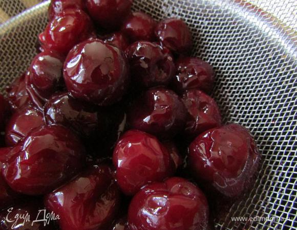 Затем откинуть на сито и дать стечь сладкому сиропу (этим сиропом хорошо пропитывать бисквит). Начинка готова.