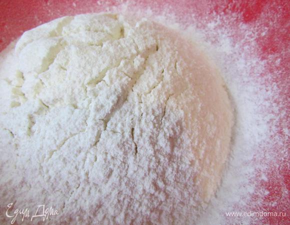 Приготовить тесто № 1. Просеять муку.