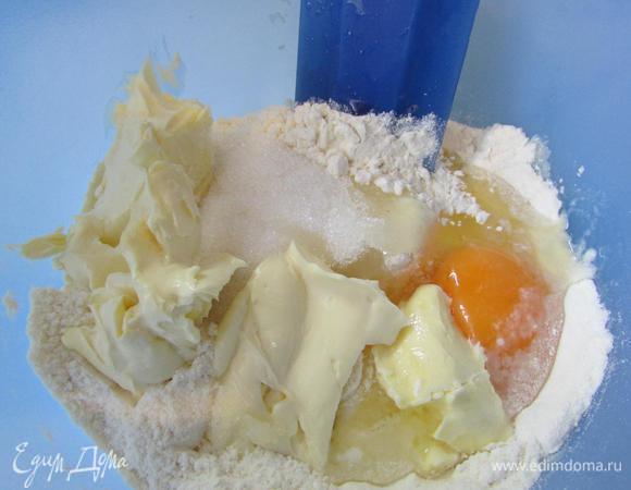 В миске смешать муку, разрыхлитель, сахар, сливочное масло (у автора натереть масло на крупной тёрке), яйцо.