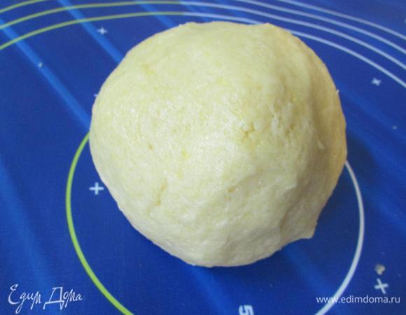 Замесить мягкое тесто.
