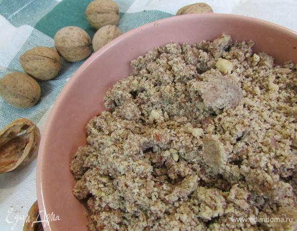 Приготовить тесто № 2. В кофемолке измельчить орехи (у автора фундук, у меня — грецкие).