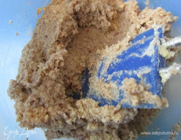 Смешать масло, сахар, муку, разрыхлитель, молотые орехи.