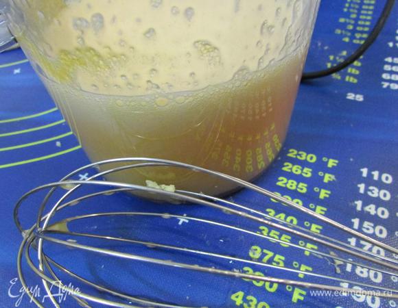 Взбить сахар с яйцами до пышной пены.