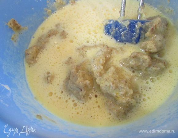 Добавить к мучной массе (у автора — сначала взбить масло с сахаром, затем по одному вбить яйца, и только потом смешать с мучной смесью).