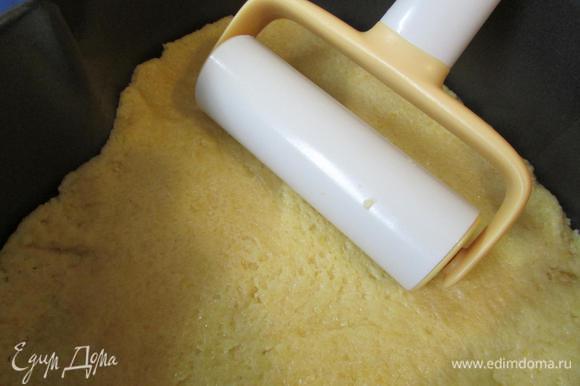 Светлое тесто (№ 1) выложить в форму, которую слегка смазать сливочным маслом. Равномерно распределить его по поверхности.
