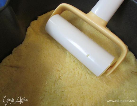 Светлое тесто (№ 1) выложить в форму, которую слегка смазать сливочным маслом. Равномерно распределить его по поверхности.