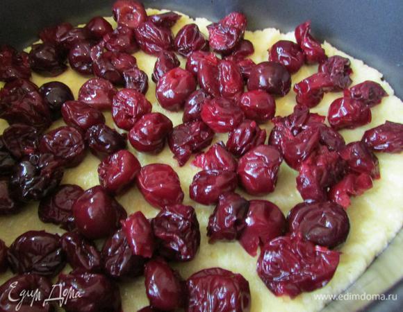 На тесто выложить начинку.