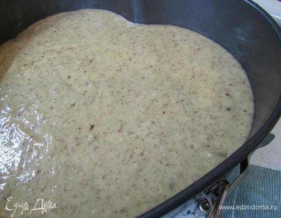 Вишню залить тёмным тестом (№ 2). Отправить пирог в разогретую духовку (180°C). Выпекать около 1 часа, до сухой лучинки.