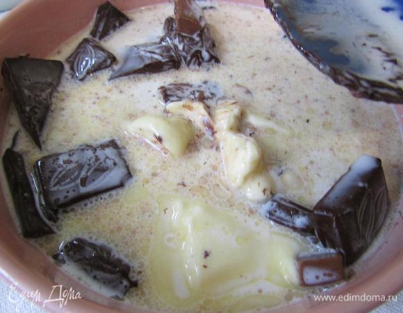 Приготовить ганаш. Сливки прогреть на огне до закипания. Залить ими сливочное масло и шоколад. Хорошо перемешать. 