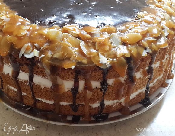 Потом посыпаем миндальными лепестками и поливаем карамелью. 