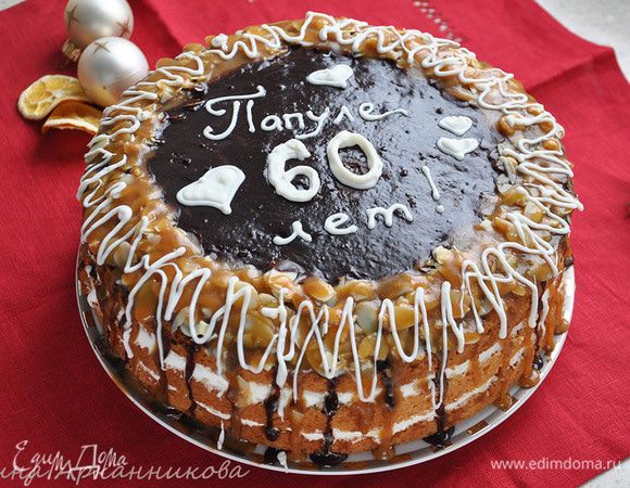 Затем растапливаем в СВЧ белый шоколад, переливаем в кондитерский шприц и украшаем.