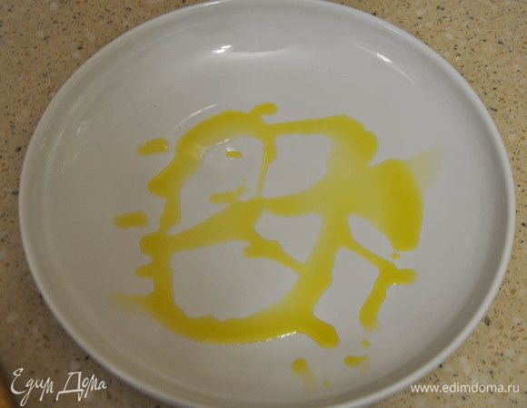 Блюдо для запекания смазать оливковым маслом.