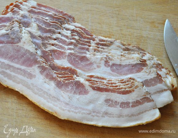 Бекон порезать кусочками. Выложить в омлет. Я вдавила, поэтому на фото бекона и не видно.