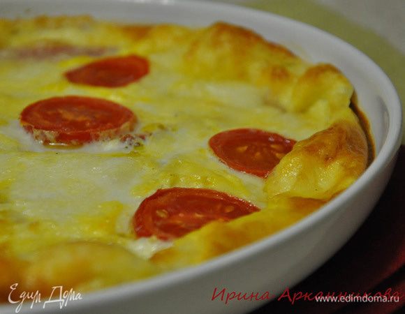 Сверху выложить порезанные пополам помидоры. Запекать при 200°C около 30 минут.