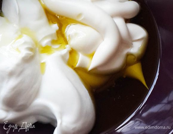 Приготовить заправку. Смешать масло, майонез, сметану и соль.