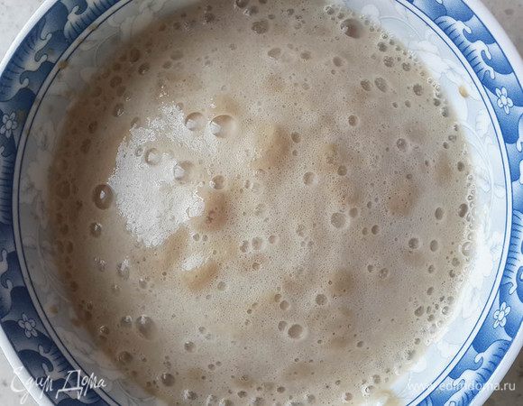 Дрожжи высыпать в миску, добавить чайную ложку сахара. Добавить немного теплого молока. Минут через 15 должно вспениться и увеличиться в объеме в 2-3 раза.