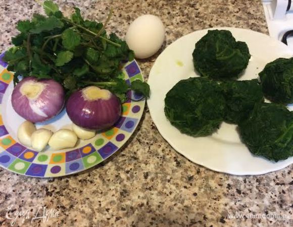 У меня указан вес уже вареного шпината. У нас продается такой шпинат, который надо сначала слегка отварить, а потом тушить. Если у вас он очень молодой, то можно будет просто потушить.