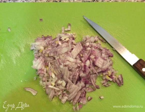 Лук мелко нарезать и потушить.