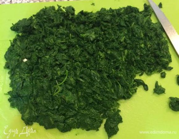 Вареный шпинат порубить и добавить к луку. Тушить под крышкой 5 минут. Яйцо взбить, добавить к шпинату и быстро перемешать.