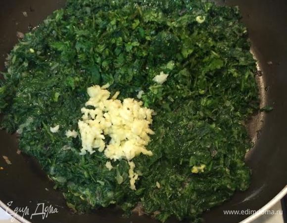 Зелень порубить, чеснок выдавить через пресс и добавить к шпинату.