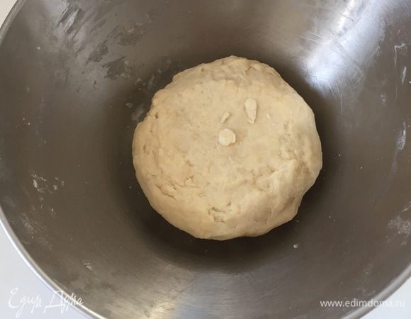 Первым делом тесто. Именно оно мне больше всего запало в душу, когда я впервые попробовала эти пироги. И так, просеиваем муку с солью и содой. Нарезаем кубиками холодное масло и бросаем их в муку. Перетираем в масляную крошку. Потом добавляем пахту по ложке — нам нужно, чтобы тесто "собралось" и стало мягким и нежным, не крутым (подруга говорила молоко, но можно и пахту, кефир или сметану — просто чтобы тесто перестало быть сухим). Формируем шар, накрываем и в холодильник. Пусть побудет там пока готовим начинку. 