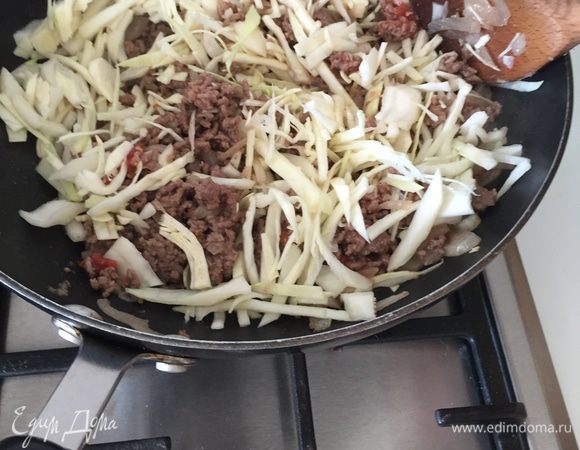 Итак, чистим, режем и обжариваем лук. У меня руки тянулись за сельдереем, фенхелем, луком-пореем, но нет, рецепт есть рецепт, поэтому простой репчатый лук и только. Добавляем фарш, немного "женим" вместе и добавляем томатную пасту. Тонко шинкуем капусту, добавляем к фаршу, солим, перчим, накрываем крышкой — пусть потушится до "слегка хрустящего" состояния капусты. Выключаем огонь, оставляем остужаться (вообще-то моя подруга вместо капусты готовила с натертым кабачком, но за неимением в ход пошла капуста).