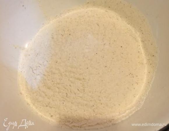 Кукурузную муку просеять добавить соль, сахар и соду.