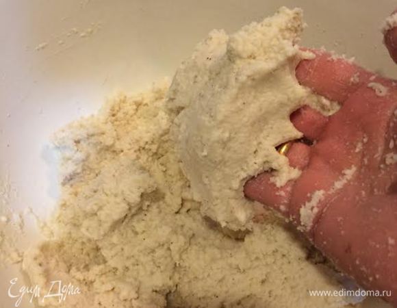 Готовое тесто должно хорошо держать форму. Дать постоять минут 5.