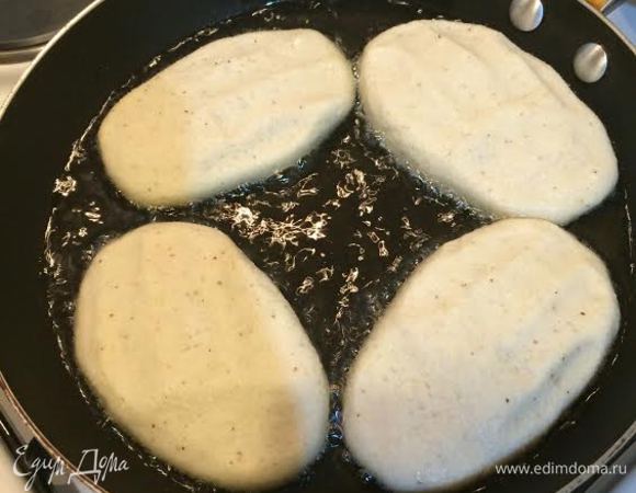 Смачивая руки водой, сформировать мчады. Жарить первую строну, накрыв крышкой, до румяной корочки на среднем огне.