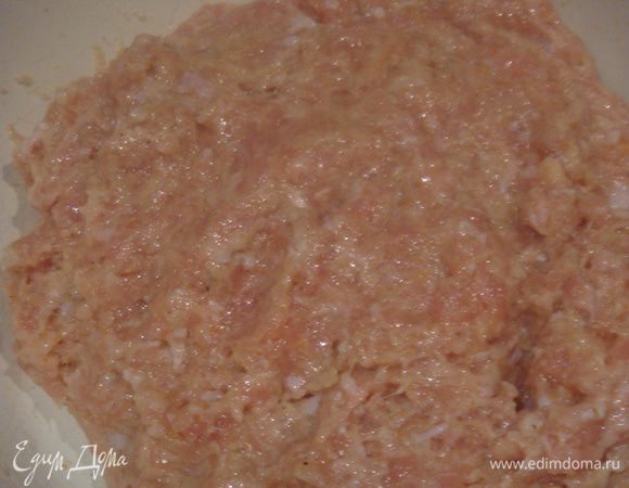 Замешиваем фарш на котлеты (фарш я покупала готовый), в фарш добавляем яйцо, панировочные сухари, манную крупу, лук трем на мелкой терке, солим, перчим, все хорошо перемешиваем.