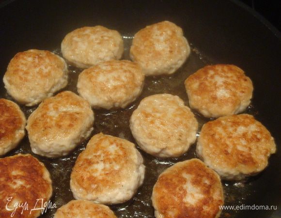 Сформировать котлеты. Обжаривать на сковороде с обеих сторон, чтобы красиво зарумянились.