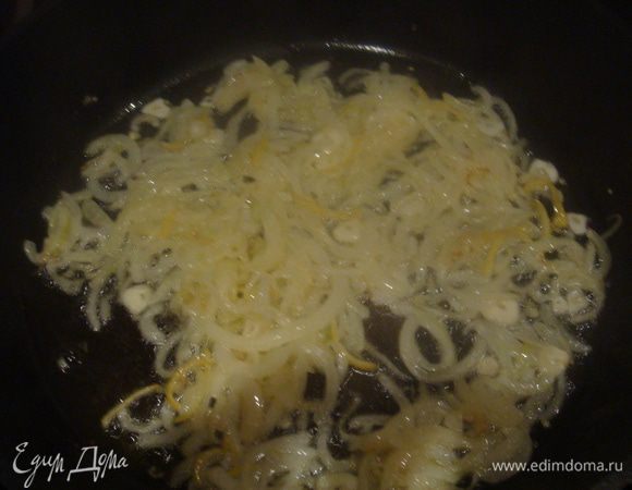 Готовим соус. Лук нарезать полукольцами. В сковороде на среднем огне нагреть оливковое и сливочное масло, когда сливочное масло растает, пассеровать лук до прозрачности и мягкости.