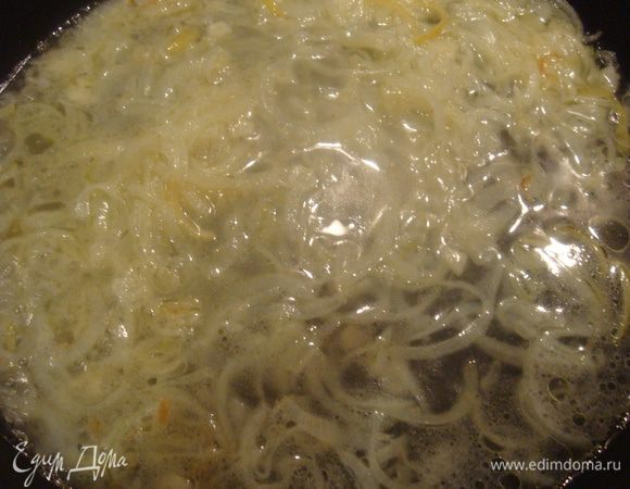 Добавить чеснок, влить лимонный сок, бульон (можно воду), посолить. Довести до кипения убавить огонь и еще минут 5 проварить (бульон можно корректировать по своему вкусу, сока можно добавить меньше, а бульона больше).