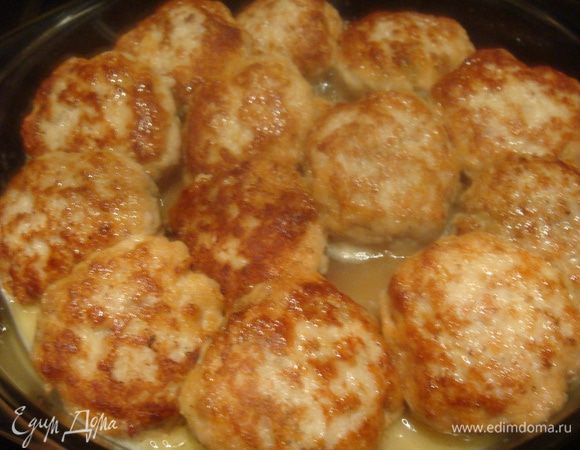Котлеты переложить в посуду с соусом.